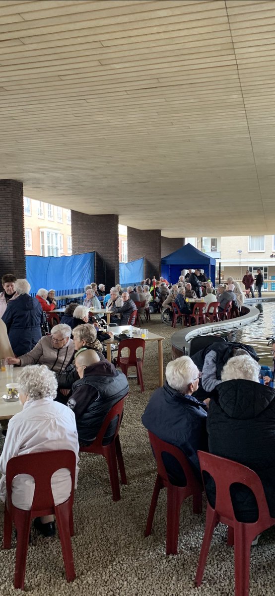P_vanderPutten's tweet photo. Ook weer volop genieten bij de jaarlijkse burendag bij de Koninginnenhof met live muziek georganiseerd door de bewonerscommissie KNAK https://t.co/n6M9ByPNLg