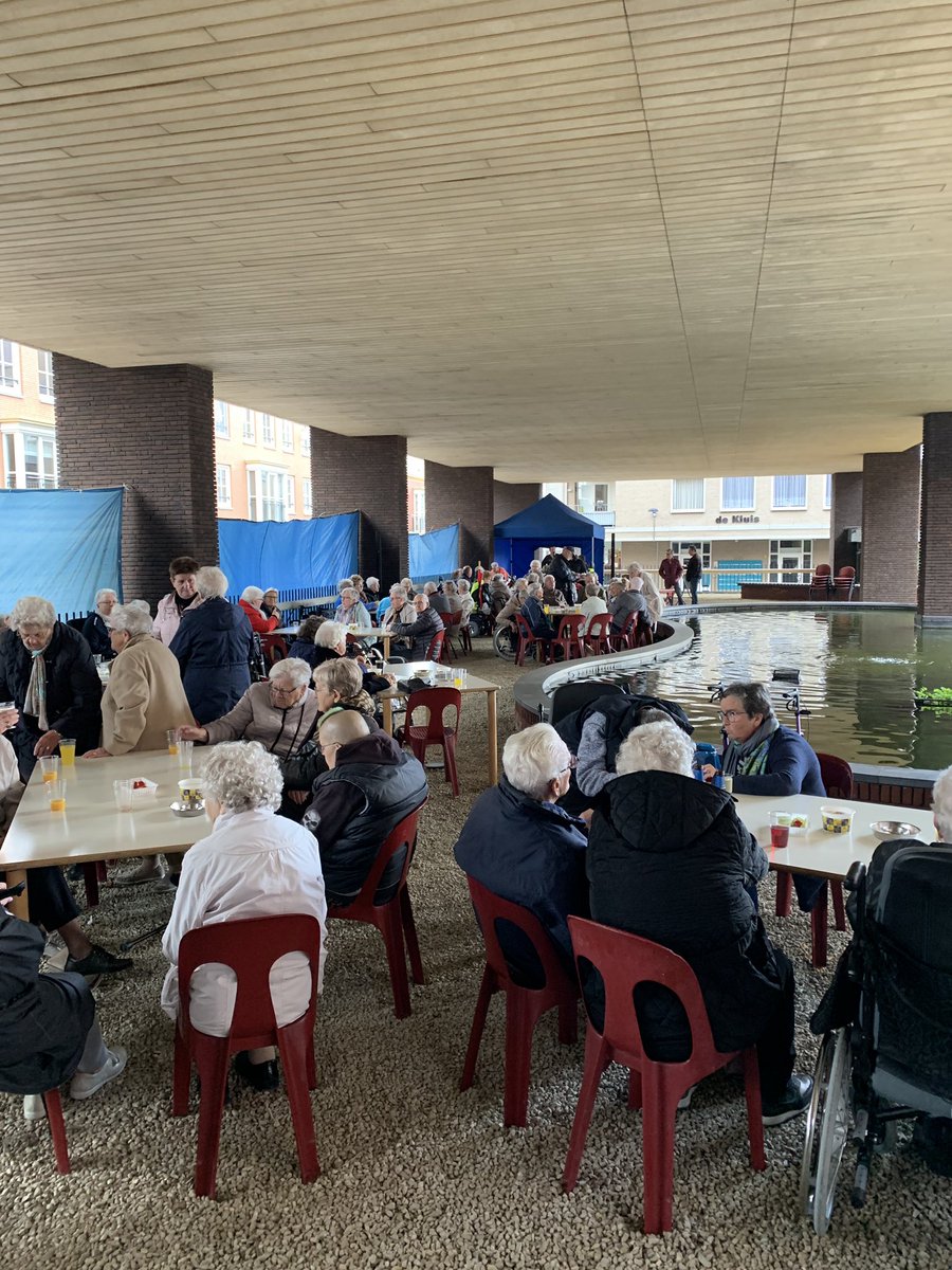 Ook weer volop genieten bij de jaarlijkse burendag bij de Koninginnenhof met live muziek georganiseerd door de bewonerscommissie KNAK