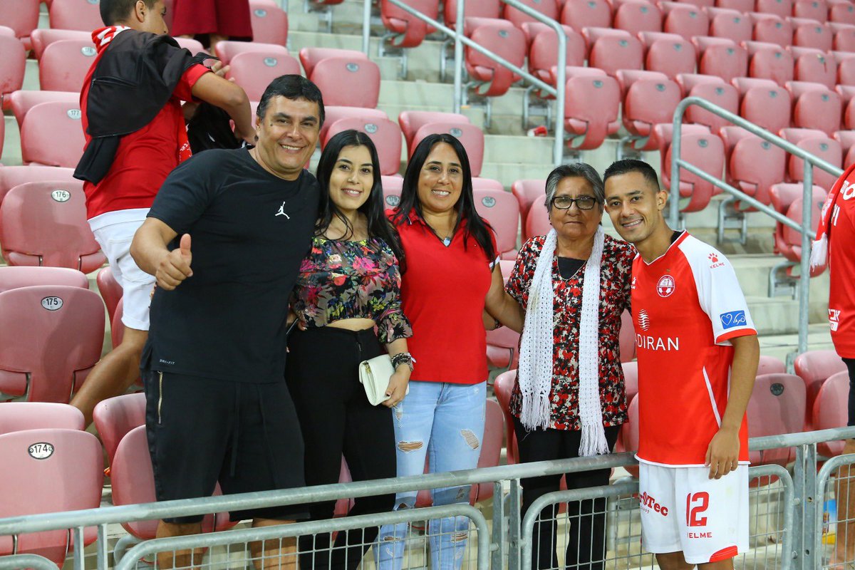 Verlos en las Gradas no tiene precio!! Son mi motor 💪🏽 My Family 🤩❤️ Excelente triunfo el de esta noche 💪🏽