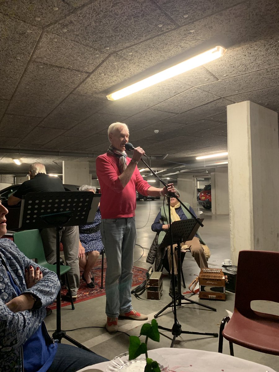 P_vanderPutten's tweet photo. Ook bij residentie Baroniehof was het weer een gezellige drukte met de bewoners 🎉🍷 https://t.co/lnr8W1DFYW