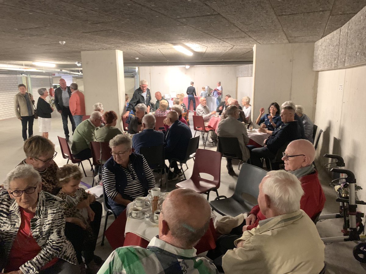 P_vanderPutten's tweet photo. Ook bij residentie Baroniehof was het weer een gezellige drukte met de bewoners 🎉🍷 https://t.co/lnr8W1DFYW