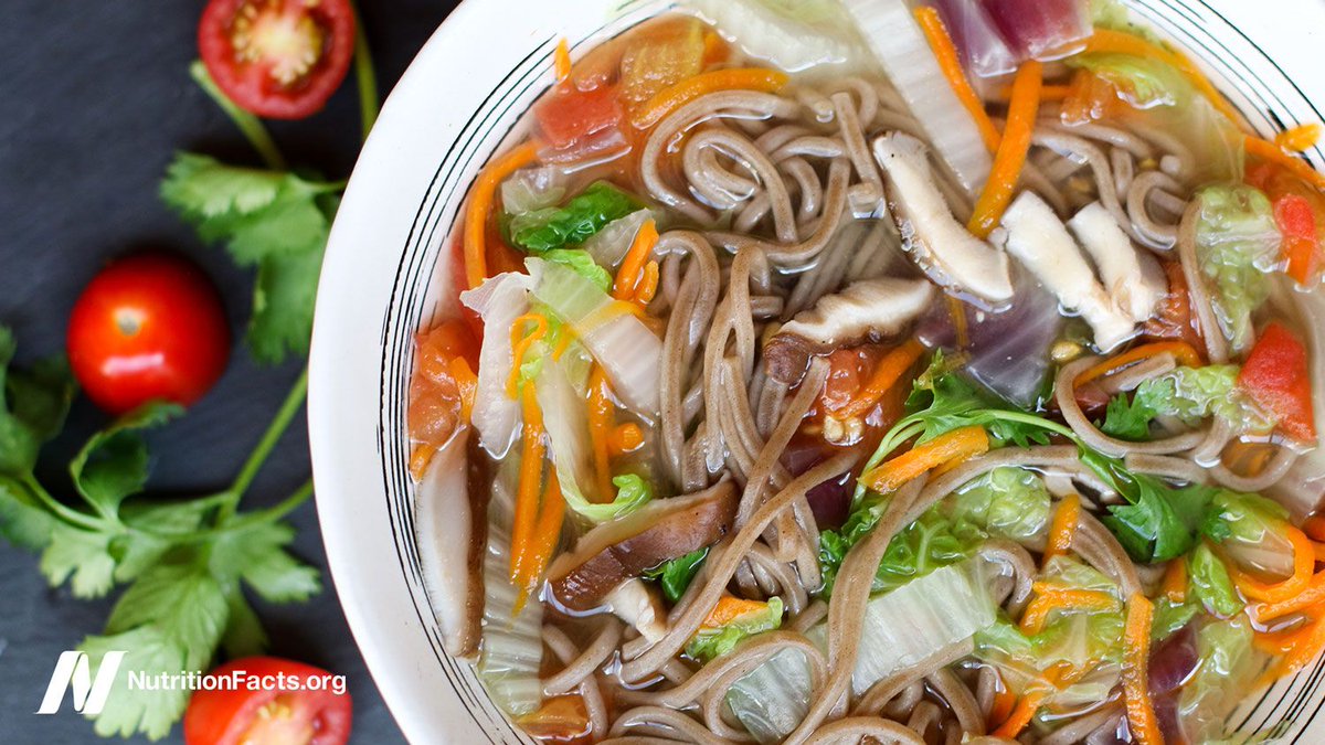 nutrition_facts's tweet image. A light broth soup, packed with a rainbow of vegetables and hearty buckwheat soba noodles. Toss in edamame or your favorite vegetables and spices to make this recipe your own. This recipe comes from Hailey, our Chinese Social Media Manager. bit.ly/SobaNoodleSoup…
