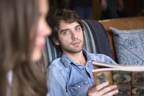 نظرةوتعليق بقلمي

شدتني هذه الصوره ولكن ماشدني وجذبني إليها تلك النظره والتي تحمل في طياتها المعنى الكثير

فماذا تعني إذن هل تعني - حب - عشق - هيام - وبلحظة ما - شاكسني قلمي وبحراره فهمس لي

  وقال حبيبتي الجميله لا هذا ولا ذاك هي تعني وبحسره شديده آه كم اشتقت اليكي وانتي بقربي