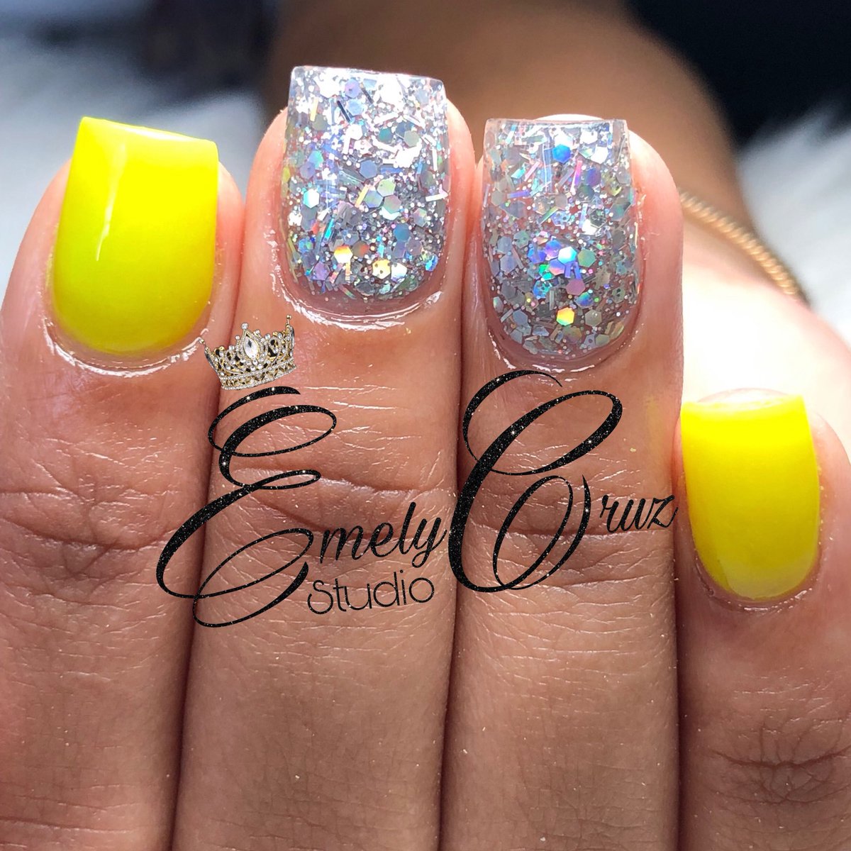 _EmelyCruz's tweet photo. Vive la vida con una actitud de expectativa optimista, sabiendo que todo lo que pasa te beneficia en un sentido o en otro💅🏼💛
➴
➴
#emelycruzstudio #fullacrylic #tampanailtech #yellownails #neonyellownails #tampanails #makeup #Emelycruz #shortnails #nailsofinstagram #glitternail https://t.co/qaDv6n2EKs