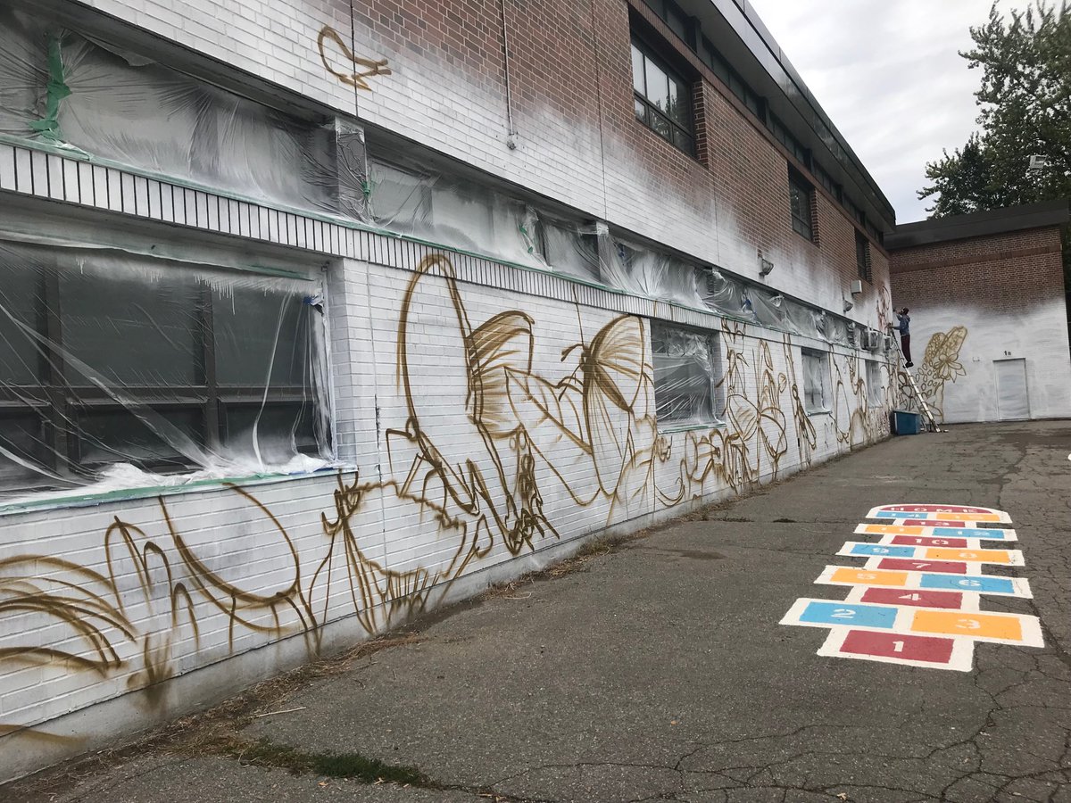 Dallington_TDSB's tweet photo. Artist, Nick Sweetman, @Dallington_TDSB today sketching out the pollinator design. Exciting days ahead! #PollinatorMural @tdsb @LC2_TDSB @audley_salmon @JamesX_Li https://t.co/7408faXKuI