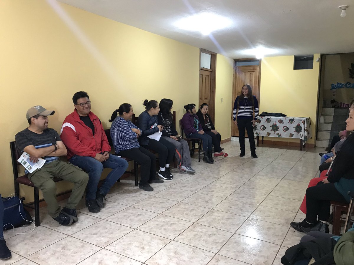 FrankSamaniegoM's tweet photo. Acompañe a nuestra compañera Concejala @AliciaMolina70 y al Grupo de Mujeres emprendedoras de la  Parroquia de Chillogallo, quienes se capacitan en finanzas populares, gracias al aporte técnico del @PichinchaGob, desde la Dirección de Economía Popular y Solidaria @BancadaRC https://t.co/kKtHSMIegq