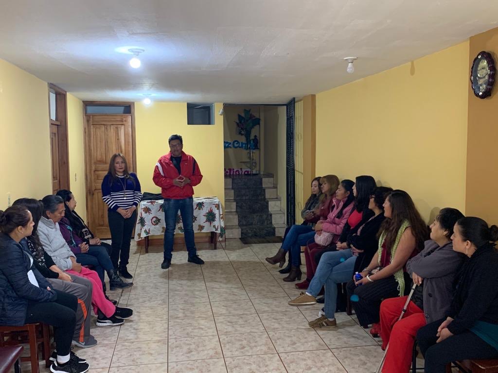 FrankSamaniegoM's tweet photo. Acompañe a nuestra compañera Concejala @AliciaMolina70 y al Grupo de Mujeres emprendedoras de la  Parroquia de Chillogallo, quienes se capacitan en finanzas populares, gracias al aporte técnico del @PichinchaGob, desde la Dirección de Economía Popular y Solidaria @BancadaRC https://t.co/kKtHSMIegq