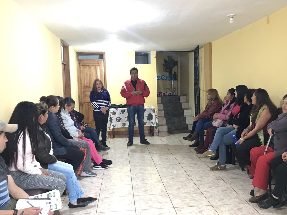 FrankSamaniegoM's tweet photo. Acompañe a nuestra compañera Concejala @AliciaMolina70 y al Grupo de Mujeres emprendedoras de la  Parroquia de Chillogallo, quienes se capacitan en finanzas populares, gracias al aporte técnico del @PichinchaGob, desde la Dirección de Economía Popular y Solidaria @BancadaRC https://t.co/kKtHSMIegq