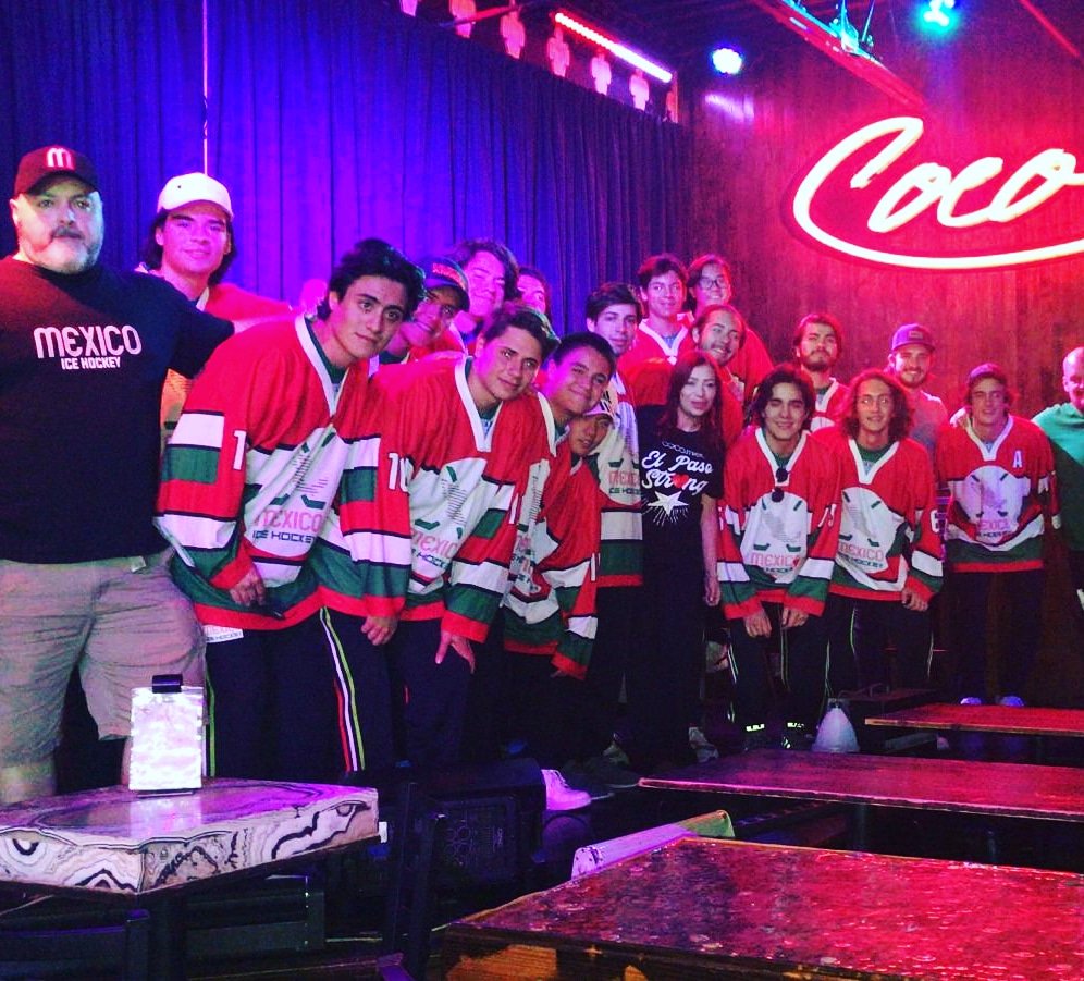 CocoBarEP's tweet photo. Bienvenida Selección Mexicana de Hockey a @CocoBarEP!!
#CocoLovesYou #ElPaso #Mexico #IceHockey https://t.co/La0YZbnbJ3