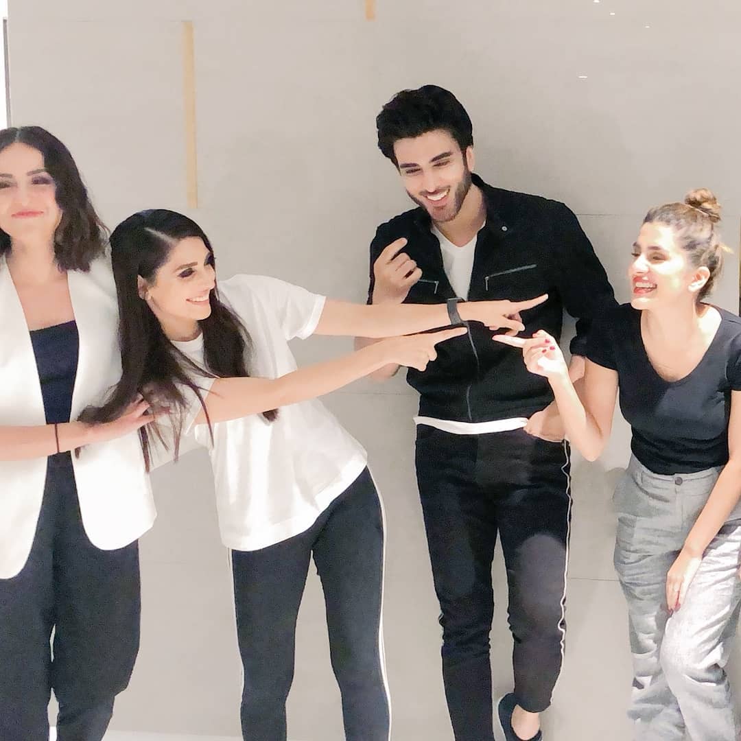 ImranAbbasIndia's tweet photo. @ImranAbbas with #AyezaKhan, #KubraKhan & #NimraKhan after show of #fasdesignstudio https://t.co/JobSVLm1JV