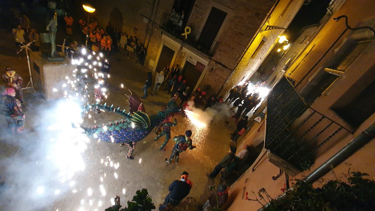ajsantpedor's tweet photo. Bateig del nou bou brufat de #Santpedor amb bèsties padrines: el Drac Tigre de @Drac_deVilanova i la Cabra de Reus. El seu bateig ha servit com a tret de sortida del Correfoc pel barri antic de Santpedor. Som a #firadesantmiquel #FSM2019 https://t.co/PoRfEkD6AI
