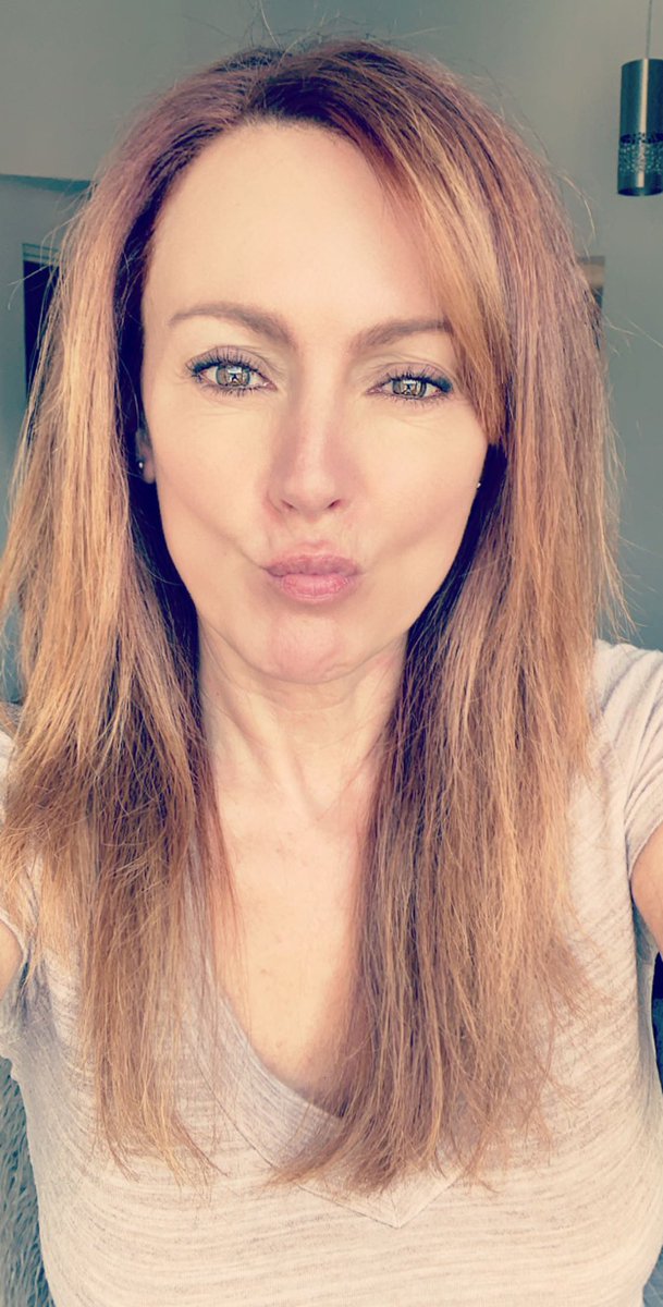 Susana_Lozano's tweet photo. Hoy es un #pijamaday #messyhair #norunningday #stayinbedday #relax #chill #eatdelicious #workathome #studingatbedroom #readingcorner #susanalozano https://t.co/PKoqIgSbrG