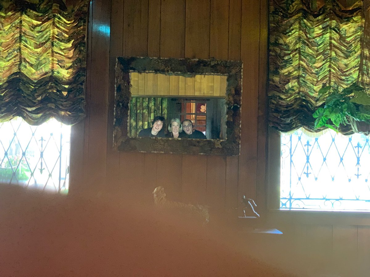 Footstepsbz's tweet photo. If you look passed the finger and into the mirror you will see... https://t.co/baO0cOIwPm