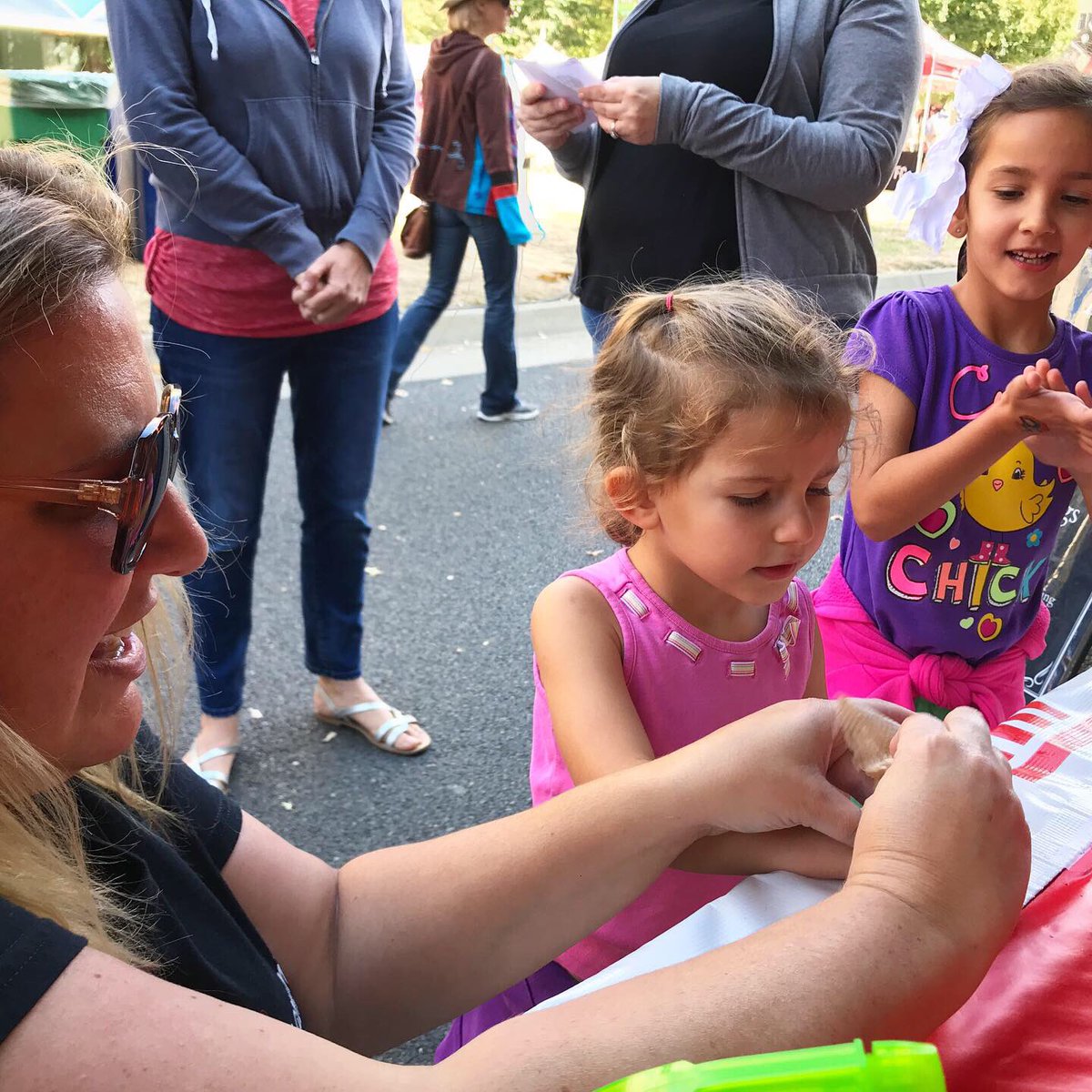 BeccaReports's tweet photo. The ladies of @JrLeagueSac are bringing the fun at #Sacramento’s #FarmToFork Festival!! 🤝❤️💪 #JLSac #NorCal @JuniorLeague https://t.co/xe9TDypRm9