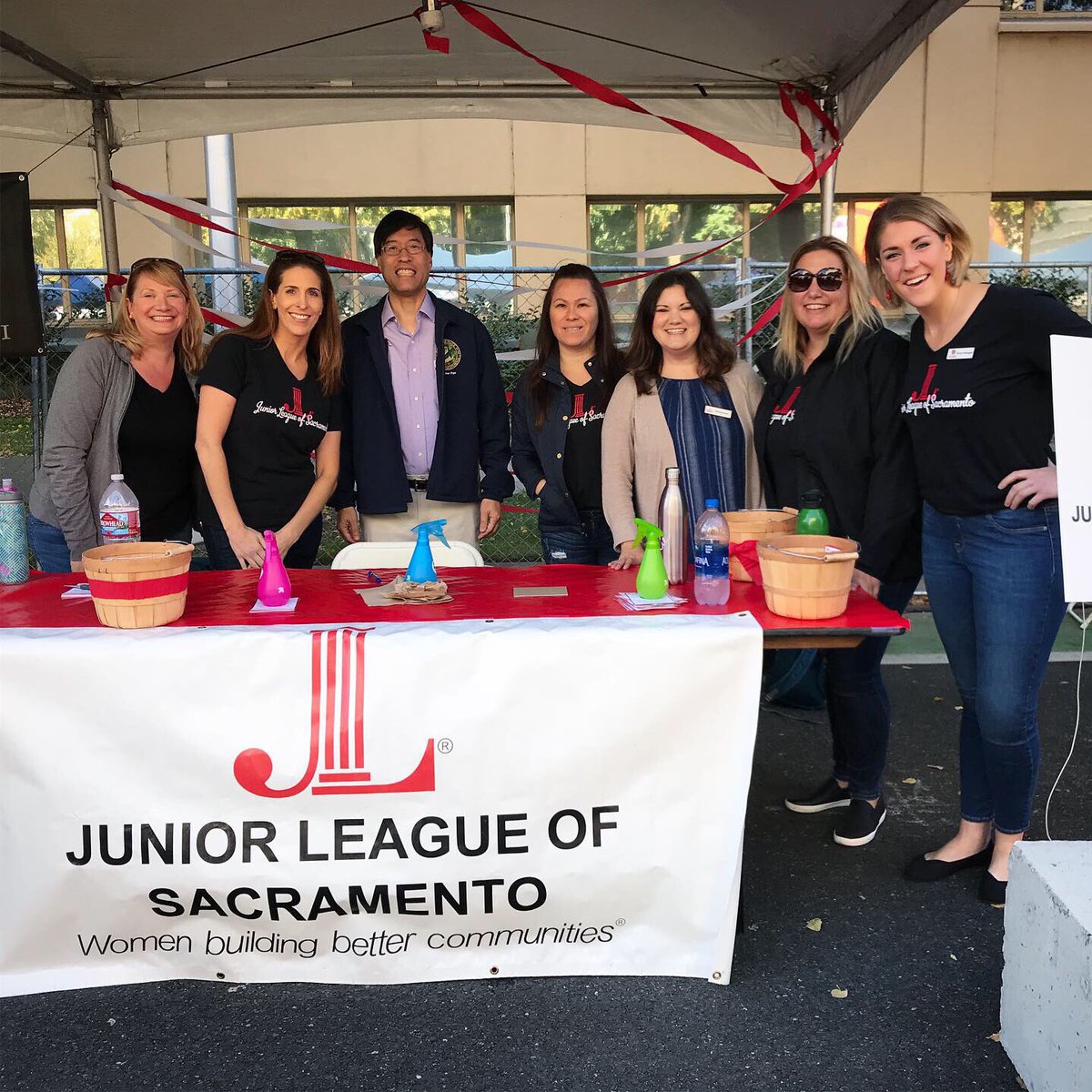 BeccaReports's tweet photo. The ladies of @JrLeagueSac are bringing the fun at #Sacramento’s #FarmToFork Festival!! 🤝❤️💪 #JLSac #NorCal @JuniorLeague https://t.co/xe9TDypRm9