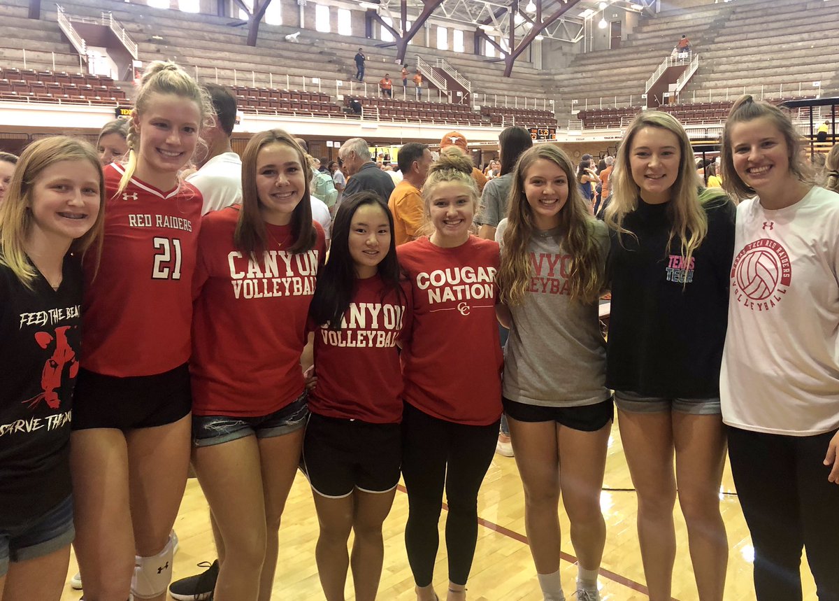 canyonVB's tweet photo. Some current Cougarettes hanging out with some former Cougarettes! Guns up @BrookeKanas and @KylieTrefflich! @canyonhscougars @AthleticsCanyon https://t.co/o7AnxQp2sv