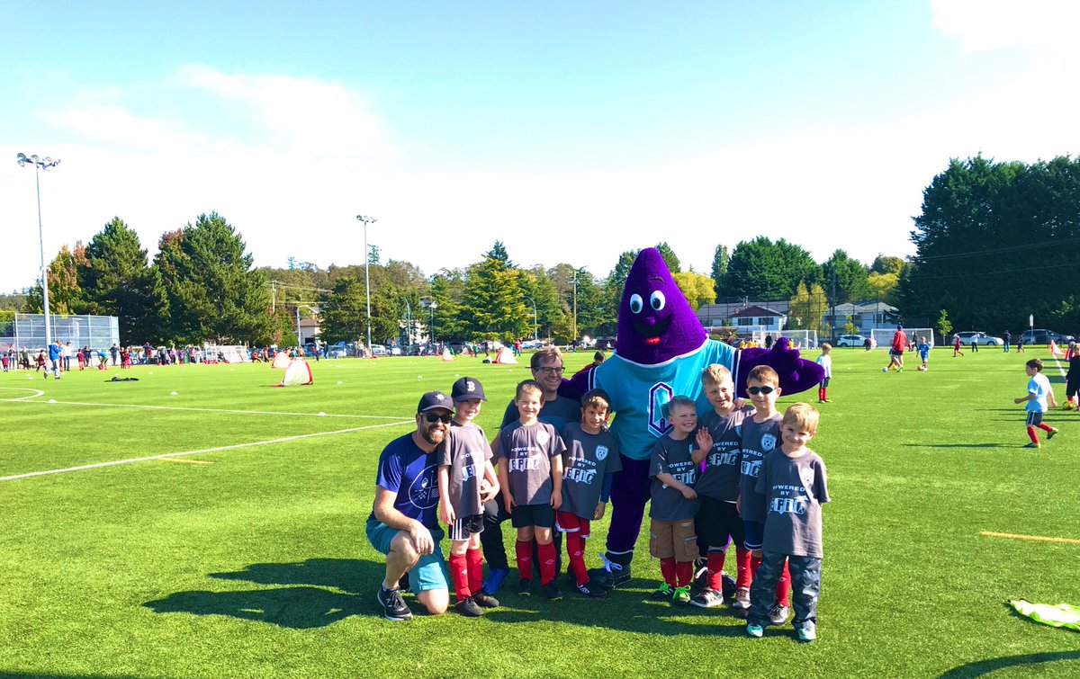 PFC_Mascot's tweet photo. Made some awesome new โฝ๏ธ friends today @LakehillSA
#Braefoot #SoccerSaturday #Soccer #SoccerAM #Saanich #YYJEvents #StewieTheStarfish #SoccerCamp #PacificFC #SoccerTournament #EPIC #YYJSoccer #EatSleepSoccer #TrustTheKids https://t.co/ZYPtvsH6ww