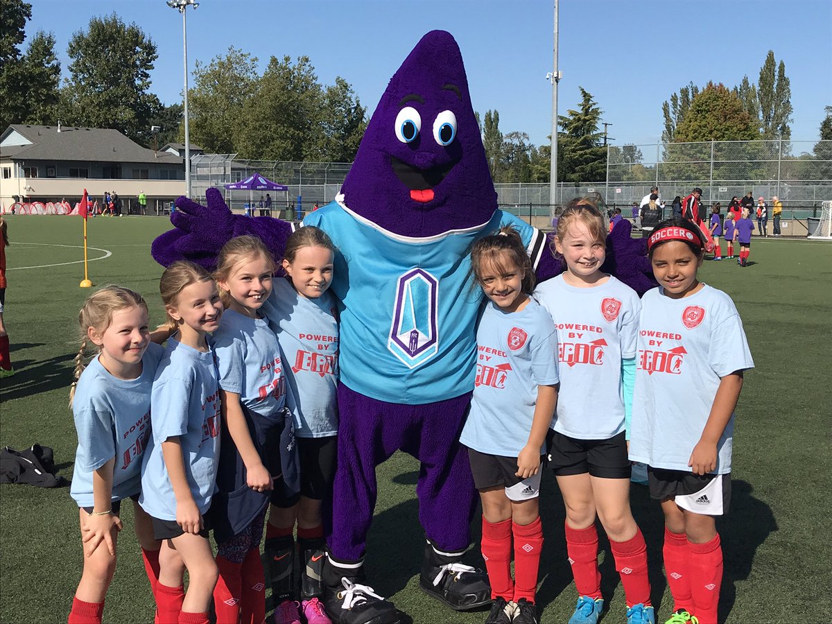 PFC_Mascot's tweet photo. Made some awesome new โฝ๏ธ friends today @LakehillSA
#Braefoot #SoccerSaturday #Soccer #SoccerAM #Saanich #YYJEvents #StewieTheStarfish #SoccerCamp #PacificFC #SoccerTournament #EPIC #YYJSoccer #EatSleepSoccer #TrustTheKids https://t.co/ZYPtvsH6ww