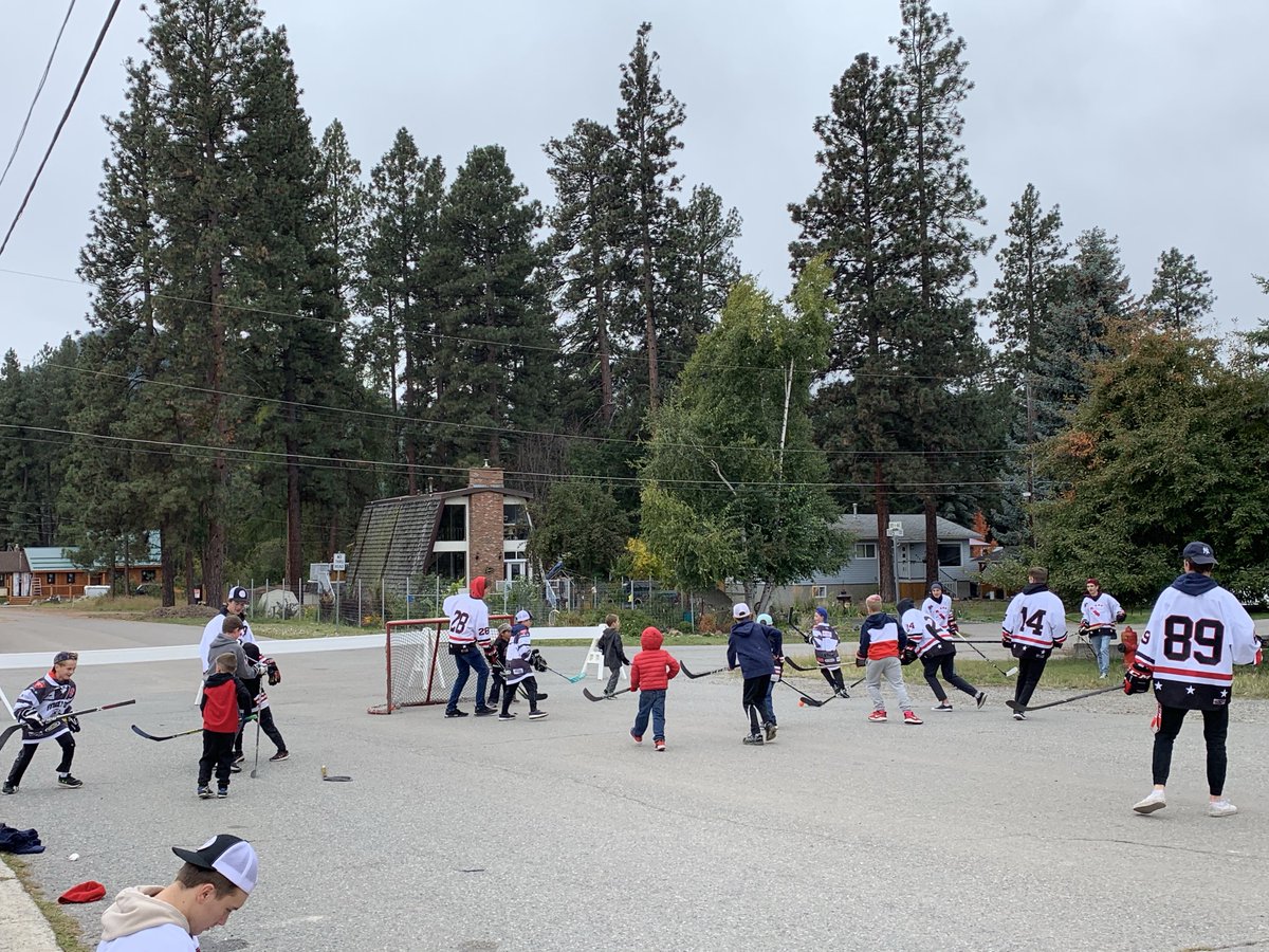 nitroshockey's tweet photo. The guys are out in Marysville for their fundraiser playing road hockey &amp; a by donation BBQ sponsored by Save On Foods &amp; the Marysville Pub. There is live music sponsored by Ray’s Music. Come on out, bring the kids &amp; help support the team!
@KIJHL @JrNightIntl #KIJHL #NitroNation https://t.co/zL2sdaFqlm