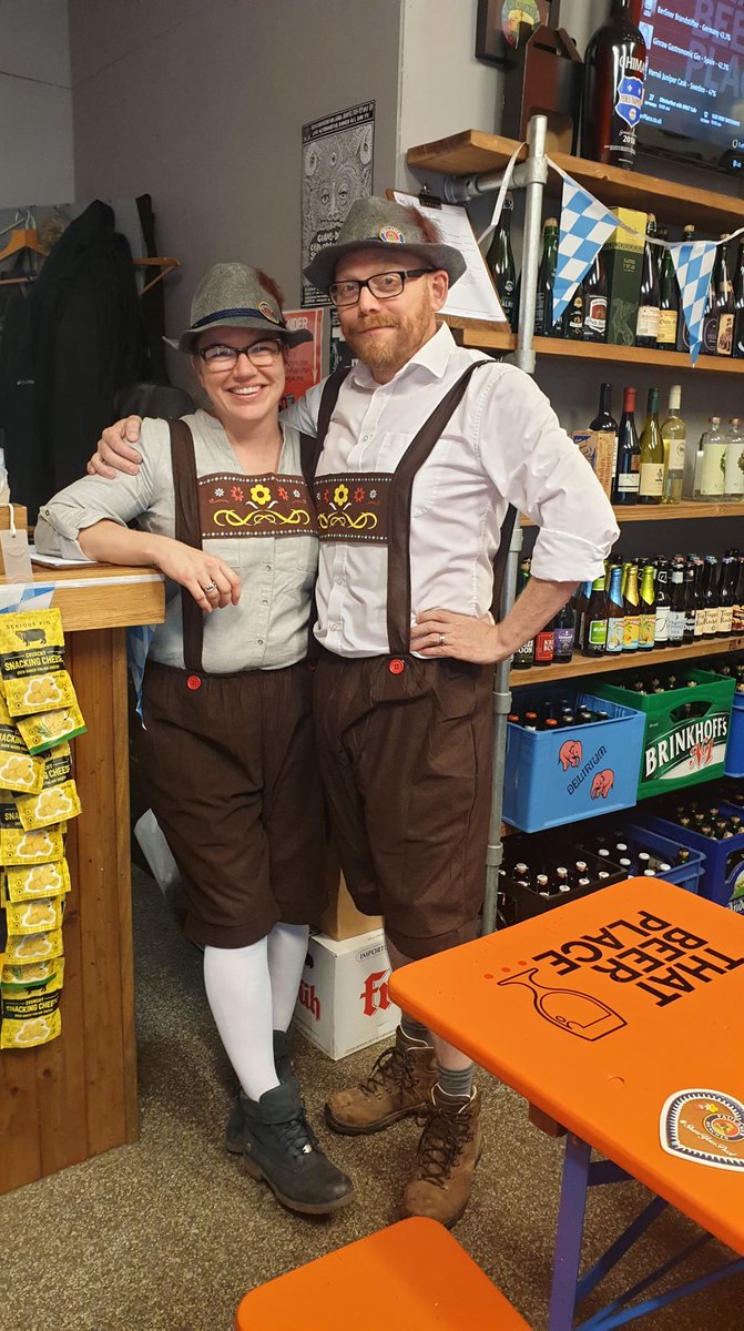 ThatBeerPlaceHQ's tweet photo. 🇩🇪 WHAT A WEEKEND! OKTOBERFEST...DONE!! 🇩🇪
Prost!! To everyone who came!! Atmosphere was buzzing in @ChesterMarketCH 🥳
Our #MarketFamily did us proud...@MRKTCafe for cracking food. @DressFranky for lederhosen & @geoffhughes61 for schnitzel🥰
#BetterTogether #CollabChester https://t.co/NlXISXOofO