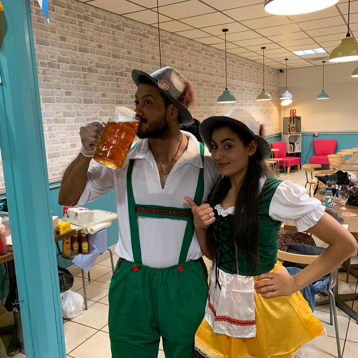 ThatBeerPlaceHQ's tweet photo. 🇩🇪 WHAT A WEEKEND! OKTOBERFEST...DONE!! 🇩🇪
Prost!! To everyone who came!! Atmosphere was buzzing in @ChesterMarketCH 🥳
Our #MarketFamily did us proud...@MRKTCafe for cracking food. @DressFranky for lederhosen & @geoffhughes61 for schnitzel🥰
#BetterTogether #CollabChester https://t.co/NlXISXOofO