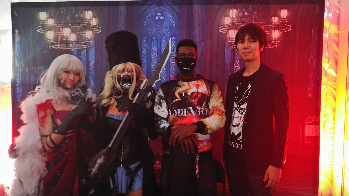 riptidesan's tweet photo. Took a photo with my fellow Revenants but I guess mask still needs a little work.

Got to meet and get an autograph from Producer Keita Iizuka too! What an awesome opportunity.

#CODEVEINCosplay #CODEVEIN #TwitchCon2019 https://t.co/E30pBrJDGB