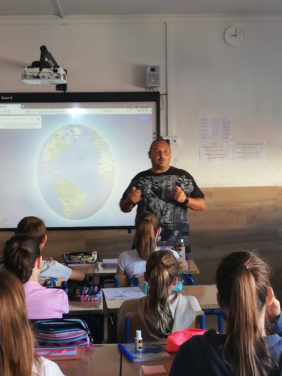 IesSanctiPetri's tweet photo. Nuestro compañero de Proyecto de Obra Civil,, Juanma, se prestó a contar su experiencia por muchos de los lugares del mundo donde ha desarrollado su trabajo, destacando la importancia de saber idiomas. . #coeEDL #DEL2019 https://t.co/MfXuTOR12y