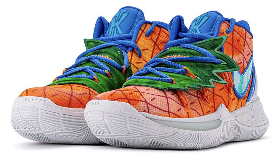 バッシュ Com Spongebob Squarepants X Nike Kyrie 5 Pineapple House カイリー5とアメリカの人気アニメ スポンジボブとのコラボ パイナップル ハウス インソールからスポンジボブが覗いています Kyrie5 カイリー5 バッシュ