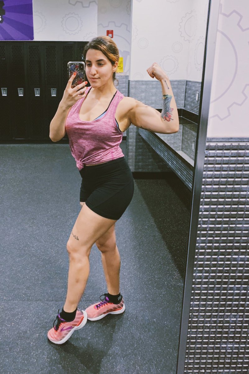 torikravitz's tweet image. Repeat after me, ladies: lifting heavy weights doesn’t 👏🏼 make 👏🏼 you 👏🏼 bulky. It makes you strong 👏🏼 and 👏🏼 toned AND raises your resting metabolic rate. Allll great things. Don’t be scared of the weight racks.