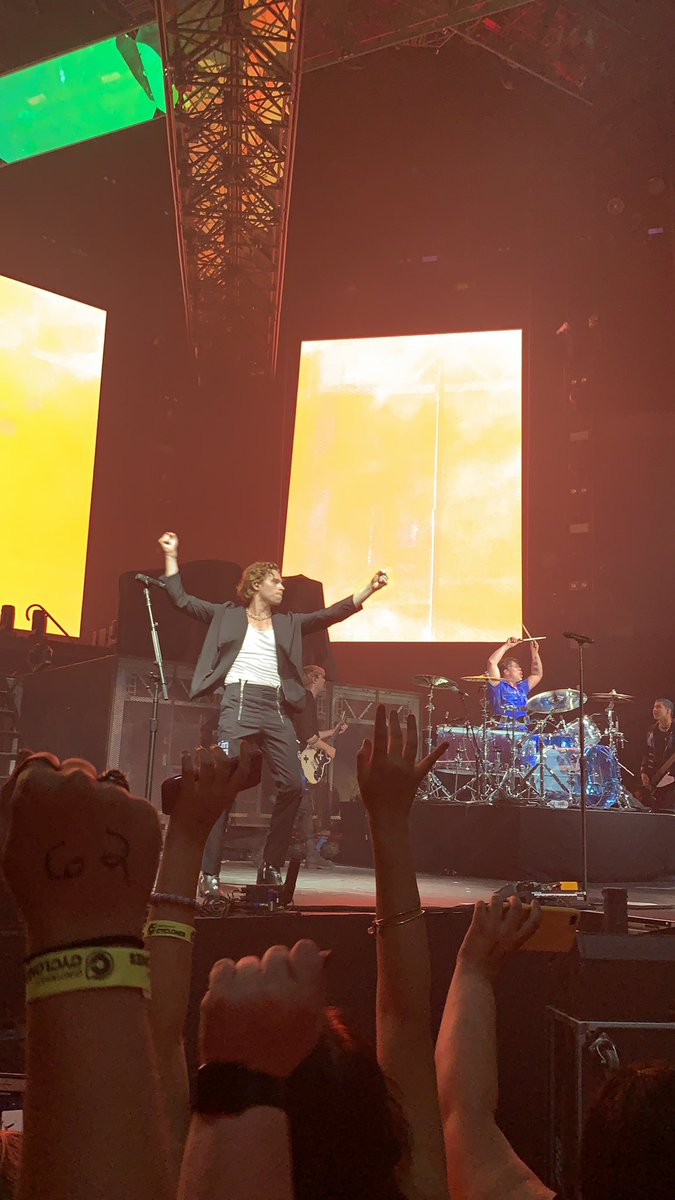 jaylanxv's tweet photo. so what i learned from the #wwjcincinnati, if u show up an hour late u get the best pit spots🤣
thank you guys for being amazing. for the 3rd tome seeing 5SOS, once again, they didn’t disappoint. #5sos #lukehemmings #ashtonirwin #michaelclifford #calumhood #worldwarjoytour https://t.co/VgqSgCda7F