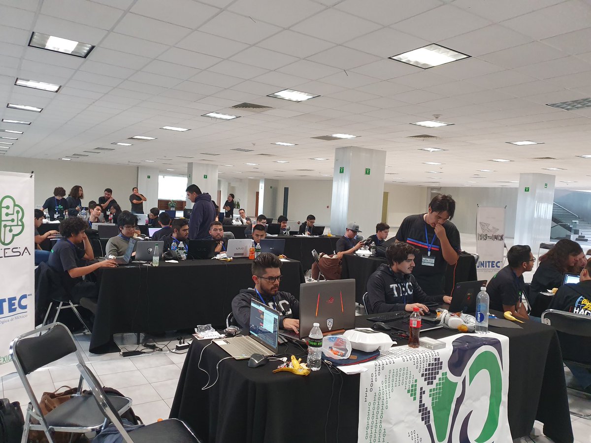 RafaelMFW's tweet photo. Vamos equipos!!! #HackDef2019 hay tiro! @Danuxx https://t.co/VYisypgBE2