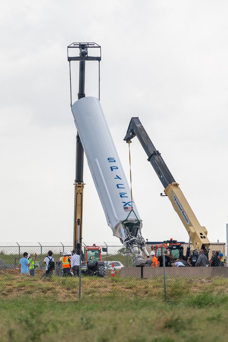 TrevorMahlmann's tweet image. Hi-res of #Falcon1 being set up beside Starship in advance of the 8pm CDT presentation tonight🚀

⚙️/⬇️/🖼/ my full Starship gallery: tmahlmann.com/photos/Rockets…