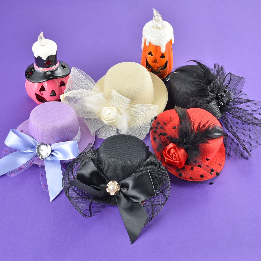 ユザワヤ 公式 ハロウィンの衣装にもつかえるミニハット 種類もいろいろあるので お友達と色違いもおすすめです 帽子のつば部分にヘアクリップが2つついているので 簡単に髪につけられます ぬいぐるみにもちょうどいいサイズ感なので 着せ替えにも