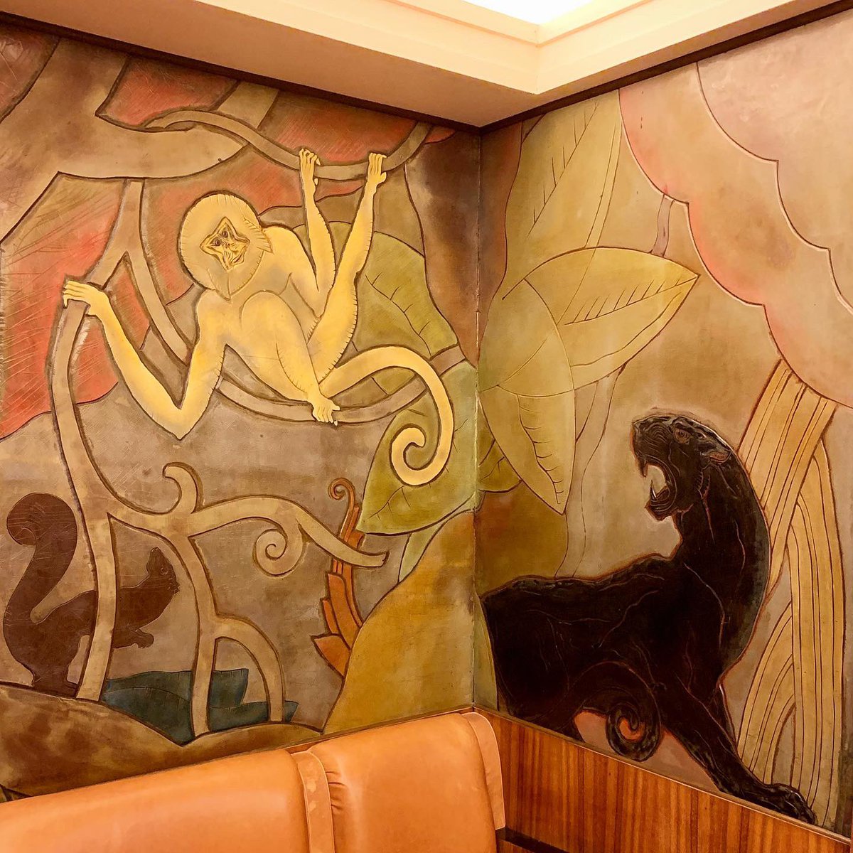MarkBSchlemmer's tweet photo. Everywhere you look in the #CincinnatiUnionTerminal, you find #ArtDeco details: door handles, light fixtures, animal-themed lounges & signage. It is a great place to geek out if you're so inclined, as I obviously was. ๐ค #CincinnatiMuseumCenter https://t.co/dUnGyuJ4IU