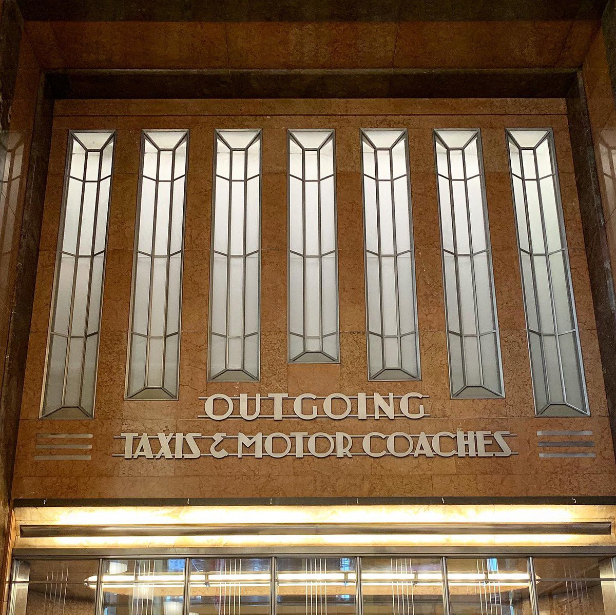 MarkBSchlemmer's tweet photo. Everywhere you look in the #CincinnatiUnionTerminal, you find #ArtDeco details: door handles, light fixtures, animal-themed lounges & signage. It is a great place to geek out if you're so inclined, as I obviously was. ๐ค #CincinnatiMuseumCenter https://t.co/dUnGyuJ4IU
