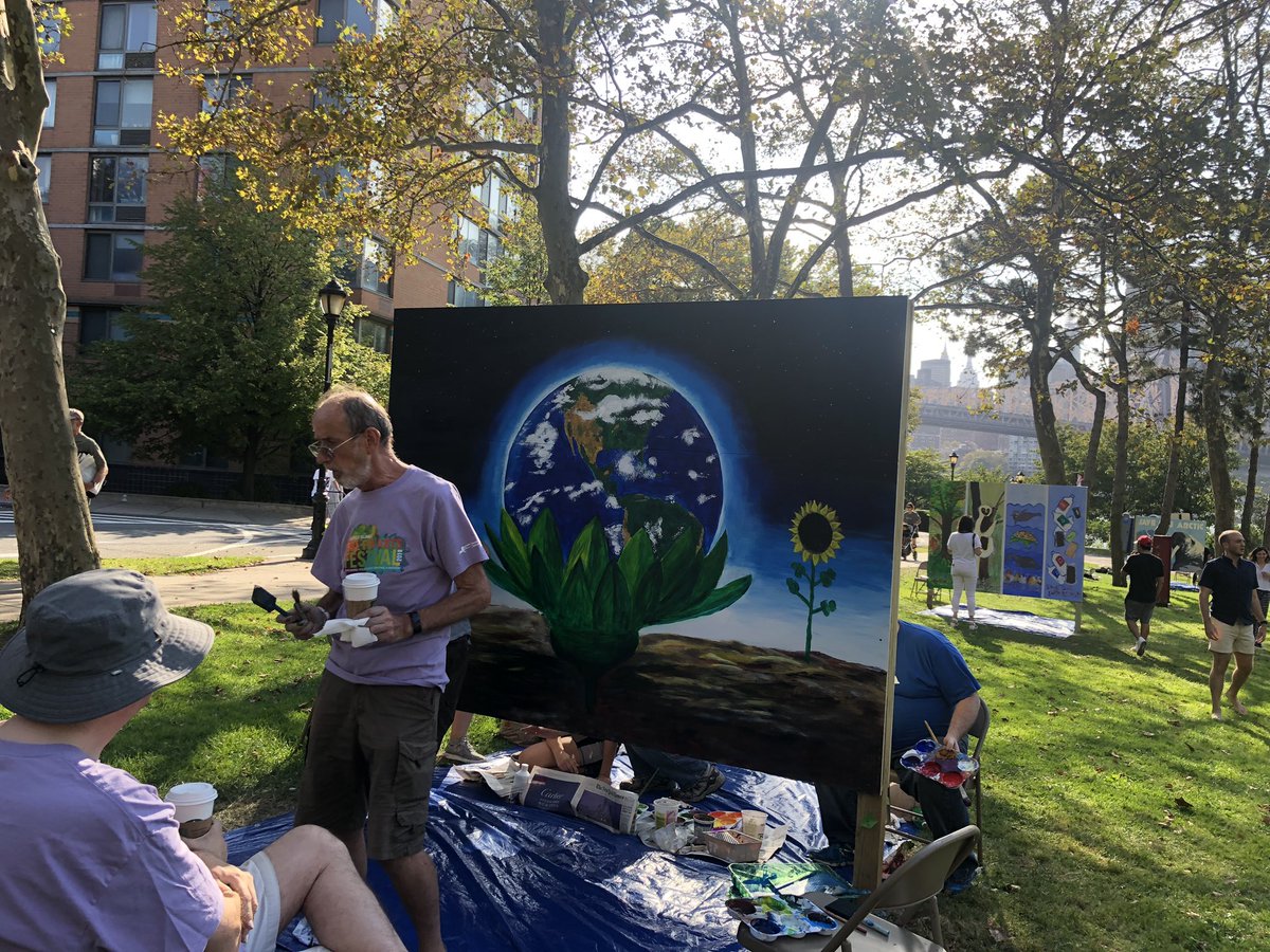 liuyigao's tweet photo. Roosevelt Island,NY has a very engaging and powerful community service. At one of their many great activities-Fall for art festival, they bring artists, musicians, family and children together to advocate peace and love. Outdoor-education is the best for kids! #back2earth19 https://t.co/mInh7Kbzac