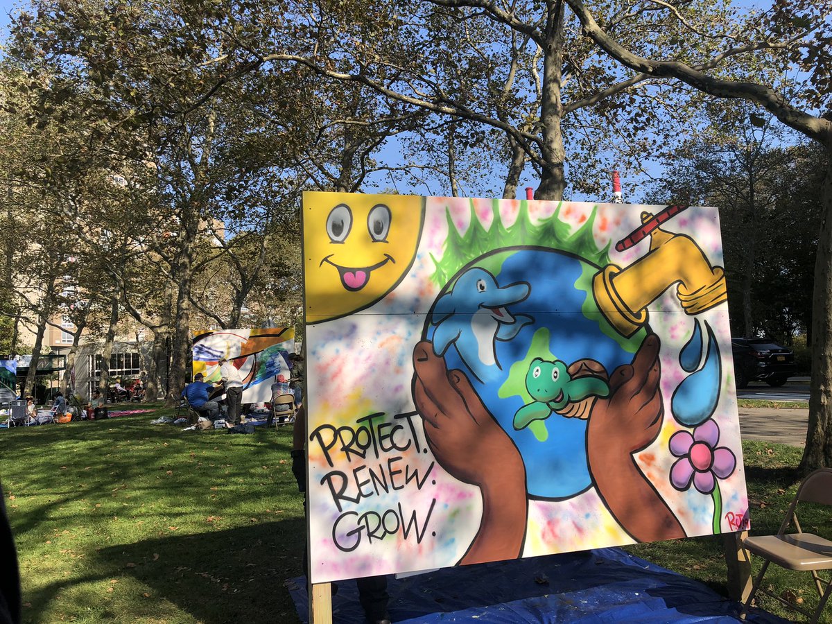 liuyigao's tweet photo. Roosevelt Island,NY has a very engaging and powerful community service. At one of their many great activities-Fall for art festival, they bring artists, musicians, family and children together to advocate peace and love. Outdoor-education is the best for kids! #back2earth19 https://t.co/mInh7Kbzac