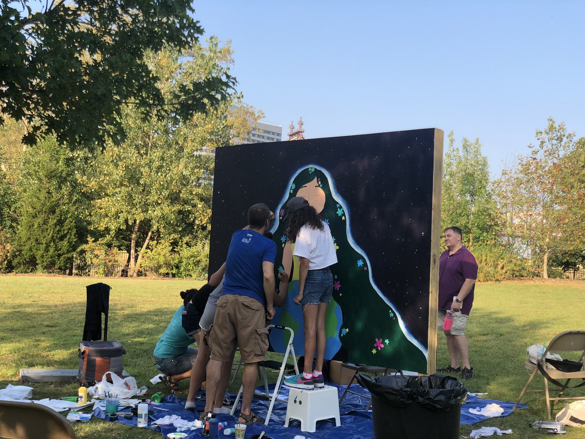 liuyigao's tweet photo. Roosevelt Island,NY has a very engaging and powerful community service. At one of their many great activities-Fall for art festival, they bring artists, musicians, family and children together to advocate peace and love. Outdoor-education is the best for kids! #back2earth19 https://t.co/mInh7Kbzac