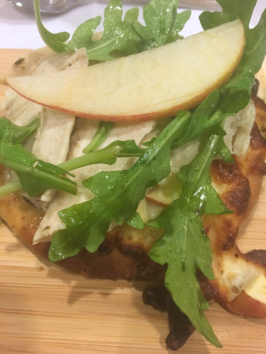 MultiMave's tweet photo. Second Course! Chicken and Apple Flatebread! #BiteAndBelieve
#CookingwithEnvy @Publix @EnvyApples #ad https://t.co/XGq20YHbwE