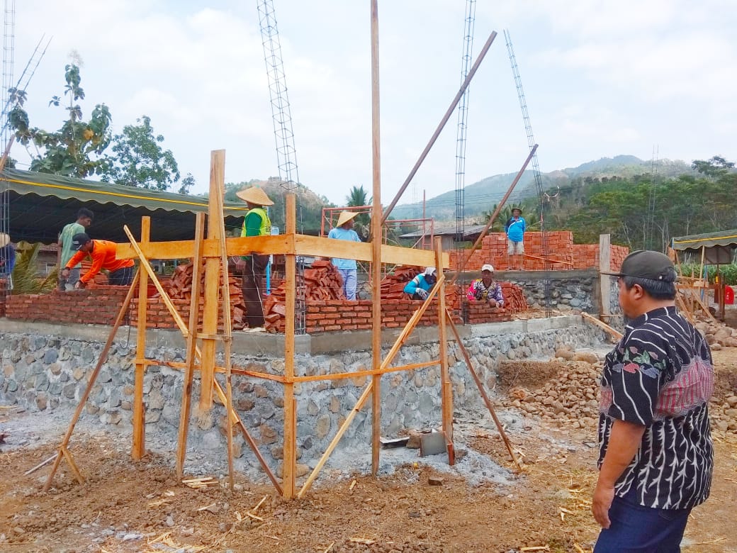 p3md_trenggalek's tweet photo. Pembangunan gedung pengolahan susu kambing etawa di Desa Suruh Kec. Suruh Kab. Trenggalek
#PIID_PEL
#TPPITrenggalek
#tppijawatimur
@kpw4jatim
@KemenDesa https://t.co/GoqG4aLEZC