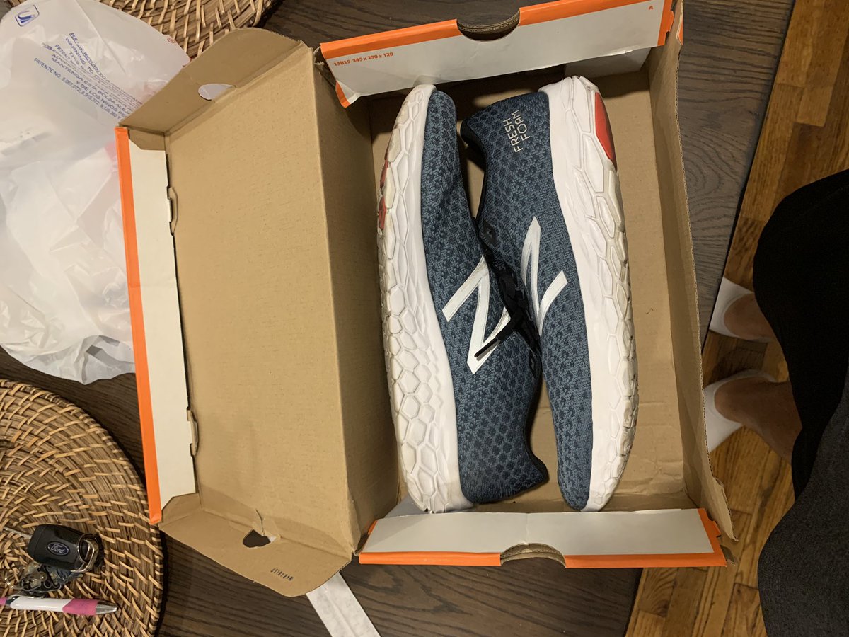 MIWhosNext's tweet photo. So ordered the new Pegasus 35 from @Sears and I received these old used New balence shoes... my account was charged. Bought these right from the site. Wonder why so many of these stores are closing.... #Stealing #Crime #Givememymoneyback https://t.co/I1245gGTg9