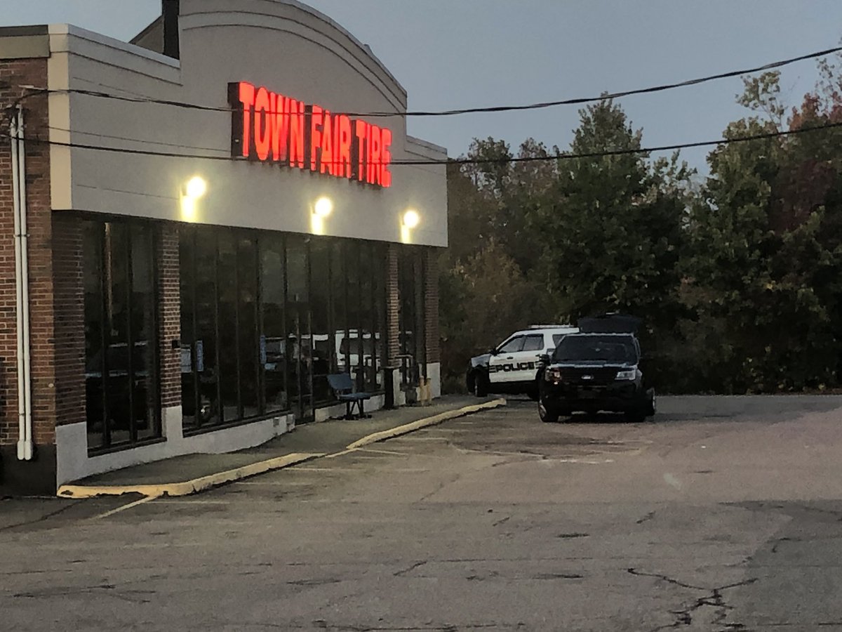 LitsaPappas's tweet photo. HAPPENING NOW: @WalpoleChief says search is underway for a man who stabbed &amp; robbed a Town Fair Tire employee as he was closing the store. Officers found the victim handcuffed to his steering wheel. He’s recovering in the hospital. @boston25 #Walpole https://t.co/J4p2hC3uu3
