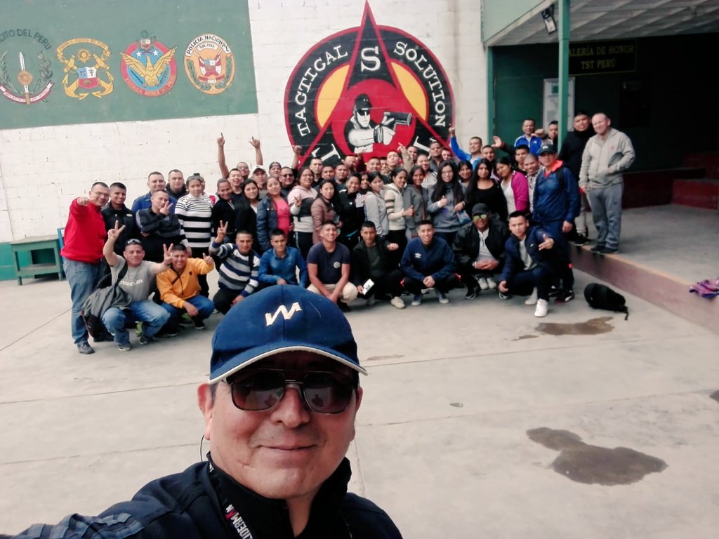 Capacitacionyd2's tweet photo. Nuestro Fredy Gutierrez junto con nuestros Liderman en plena instrucción de tiro, de esa manera siempre están preparados, siempre estamos 100% operativos! 
@LidermanOficial 
#somosLiderman30años https://t.co/tQrzw3LlT0