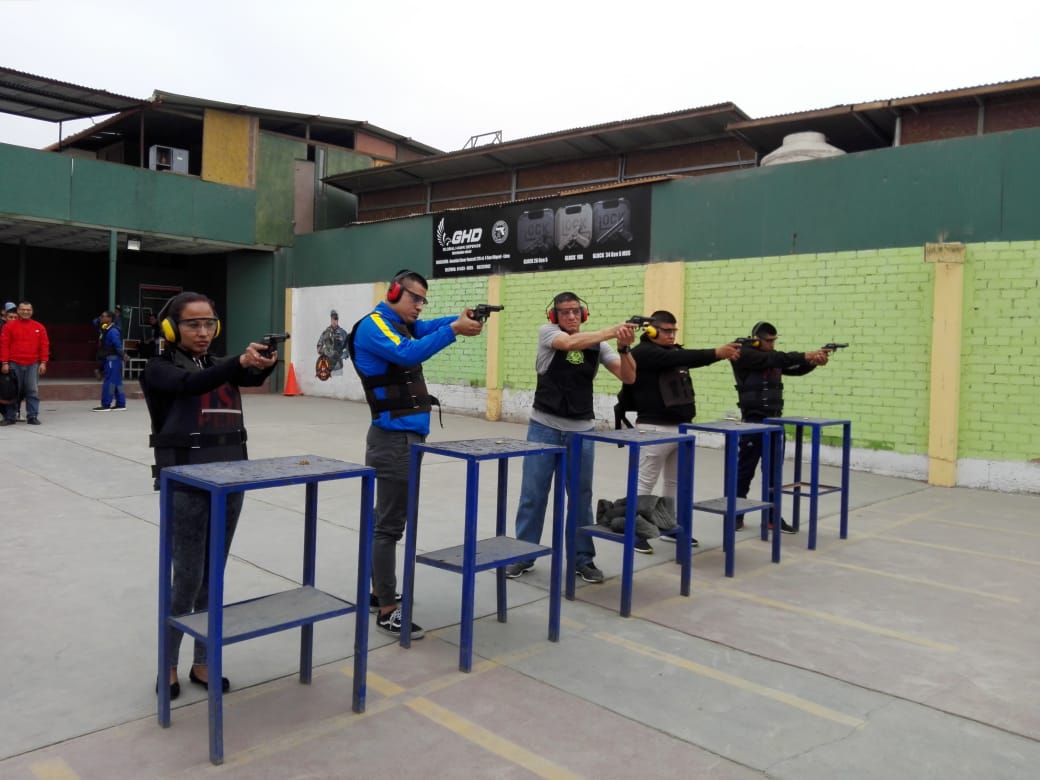 Capacitacionyd2's tweet photo. Nuestro Fredy Gutierrez junto con nuestros Liderman en plena instrucción de tiro, de esa manera siempre están preparados, siempre estamos 100% operativos! 
@LidermanOficial 
#somosLiderman30años https://t.co/tQrzw3LlT0