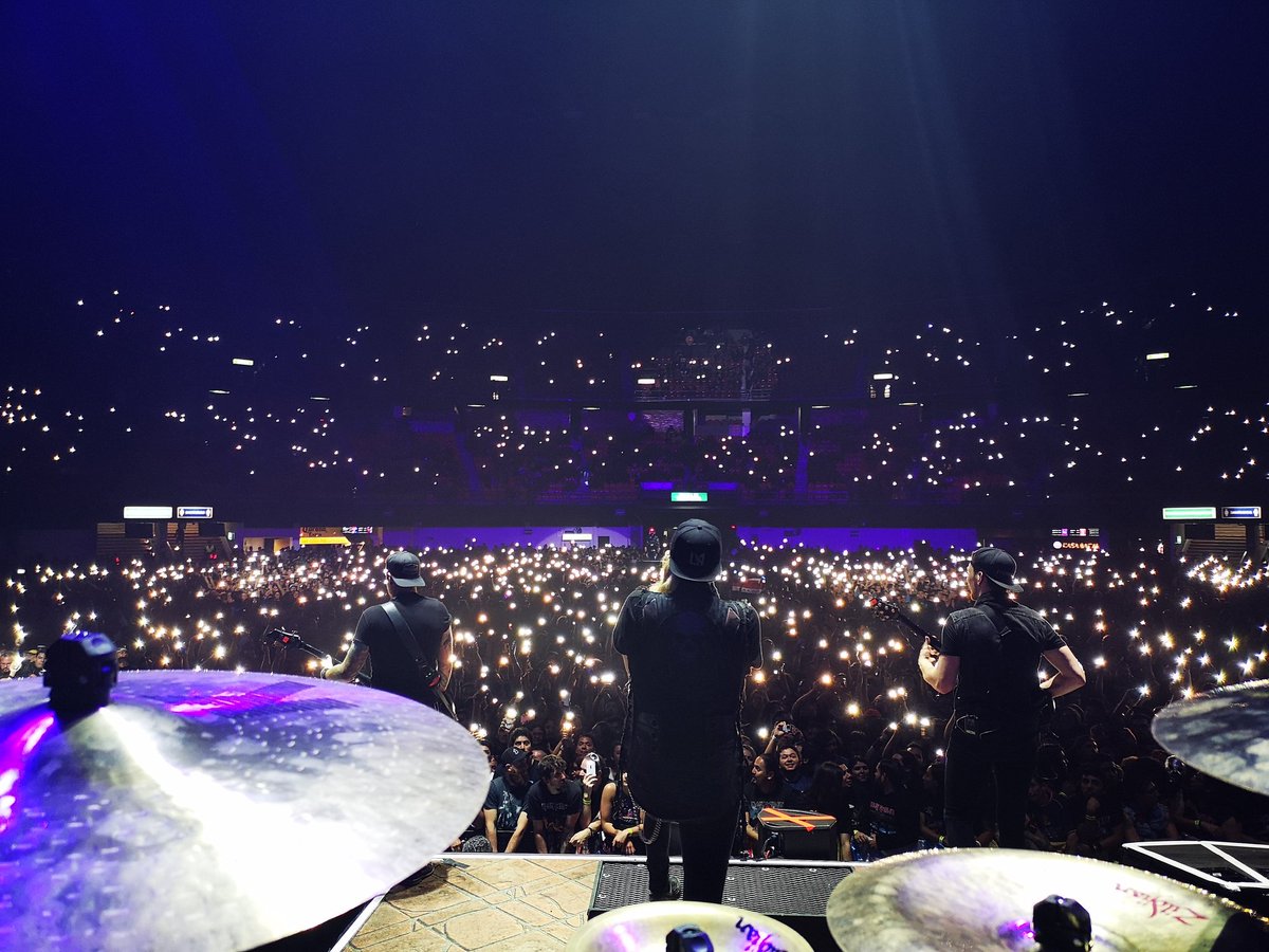 theravenage's tweet photo. Fireflies in Mexico π²π½π‘
#TRA #theravenage #ironmaiden #legacyofthebeasttour #tour #metal #rock #mexico #mexicocity #graveofthefireflies #fireflies #viewfromthekit https://t.co/XEaNSOQmSv