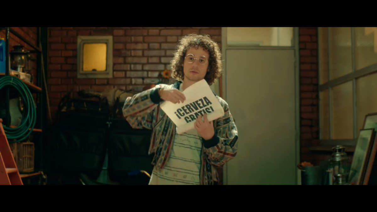 Arman23hr's tweet photo. @LuisitoComunica 😂🍻 https://t.co/xdASX7oaiB