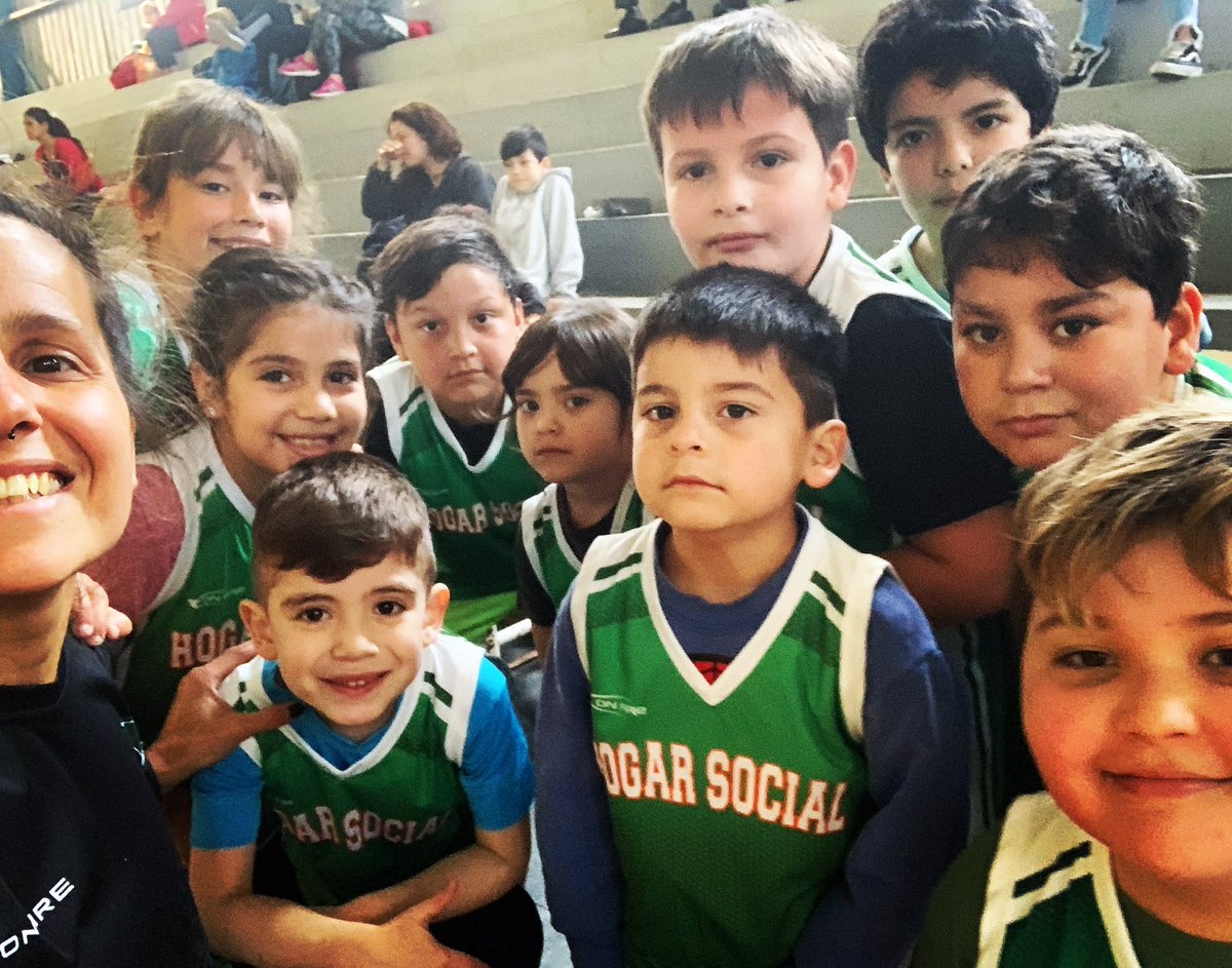 Antotaran's tweet photo. E S C U E L A 🏀💚@hogarsocialok #LaProfeMas😁 #AcaHayFuerza💪🏽 #LosMasPeques👧🏻👦🏻 https://t.co/wezEmYOOg6