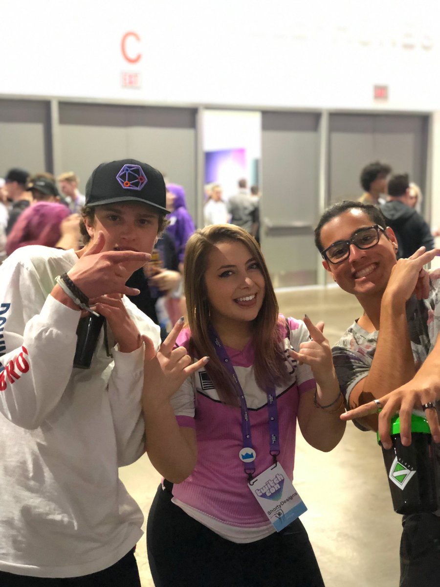SHORTYPlE's tweet image. Just a few of the best people in the convention! 💜