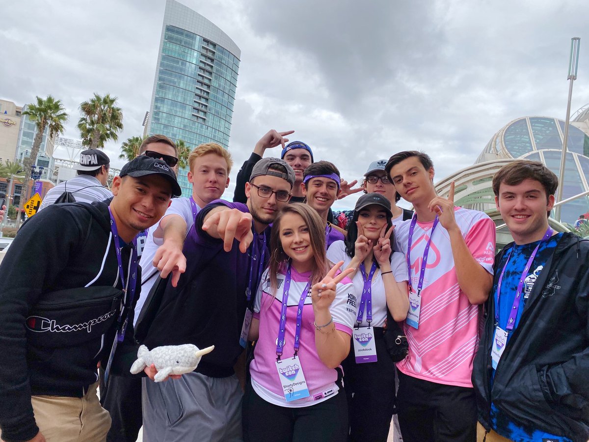 SHORTYPlE's tweet image. Just a few of the best people in the convention! 💜