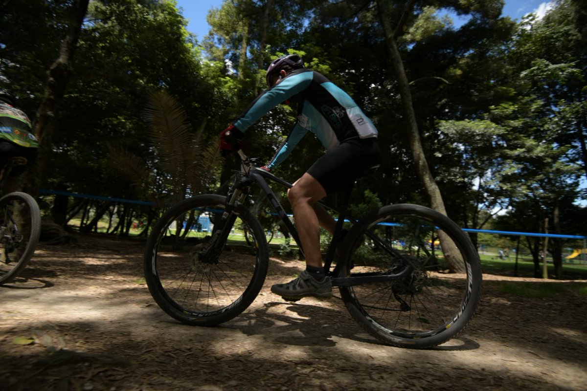 Así iniciaron las 24 horas de Ciclomontañismo en el Parque Simón Bolívar, que continúan a esta hora con los participantes que aceptaron el reto de completar un día recorriendo un circuito de 4 km con obstáculos naturales.

#CapitalMundialDeLaBici